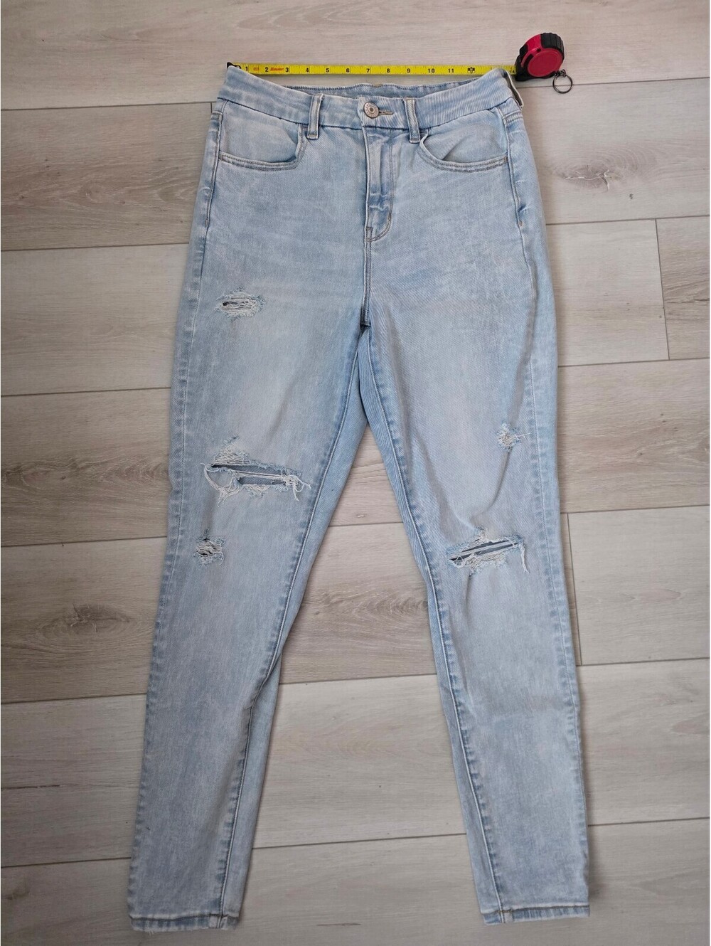Womens light wash dstressed american eagle jean size 8 regular